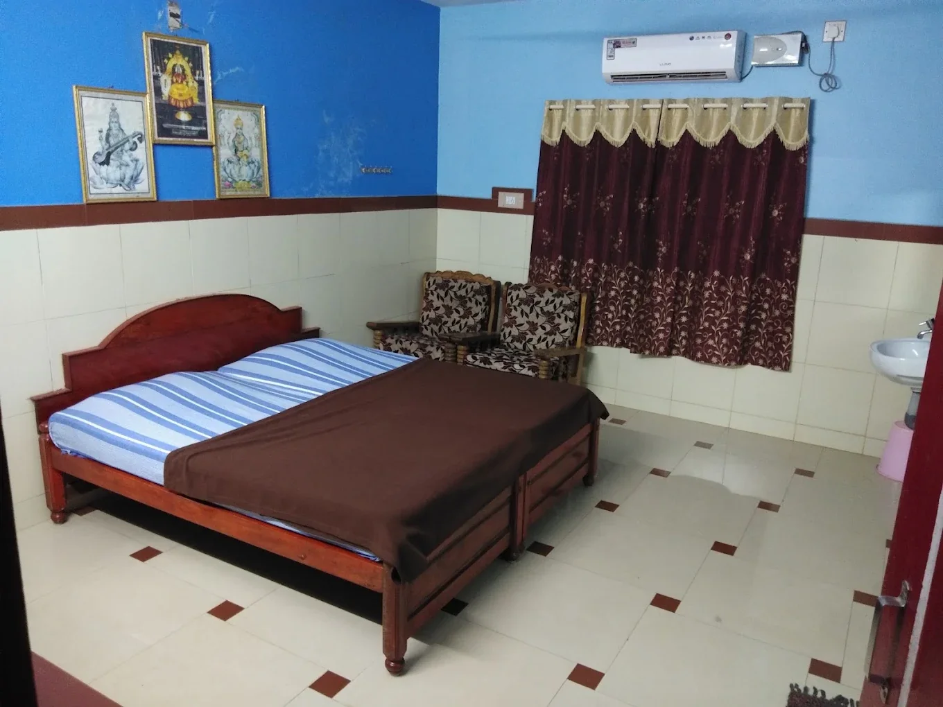 Double bed room at Nagashree Lodge, Kollur