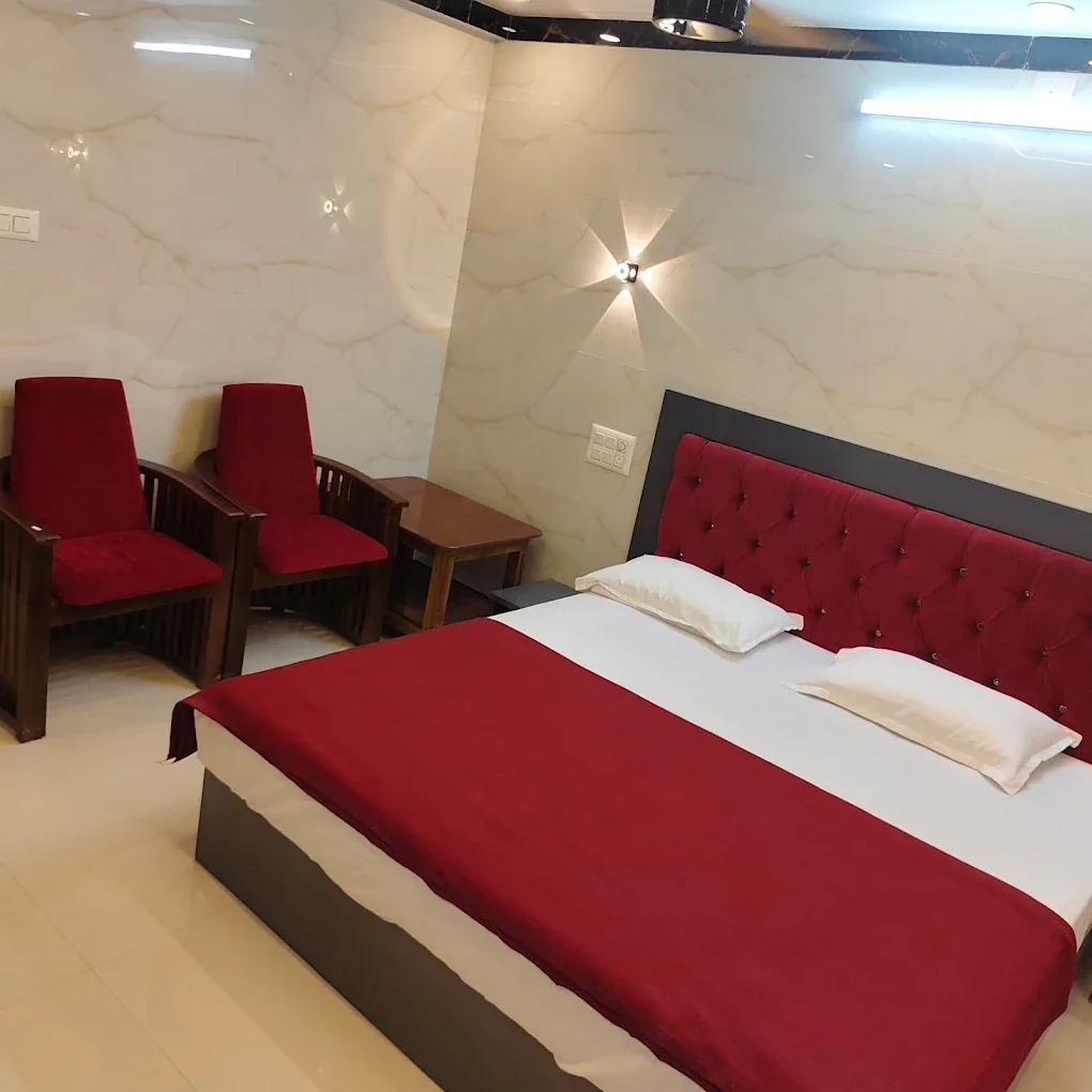 Nagashree Lodge bedroom with seating