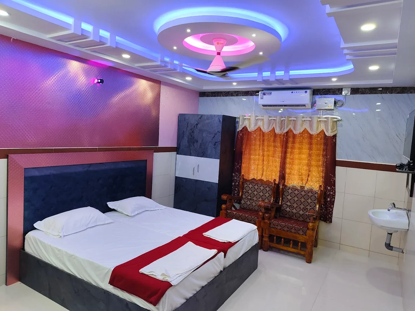Modern bedroom interior at Nagashree Lodge